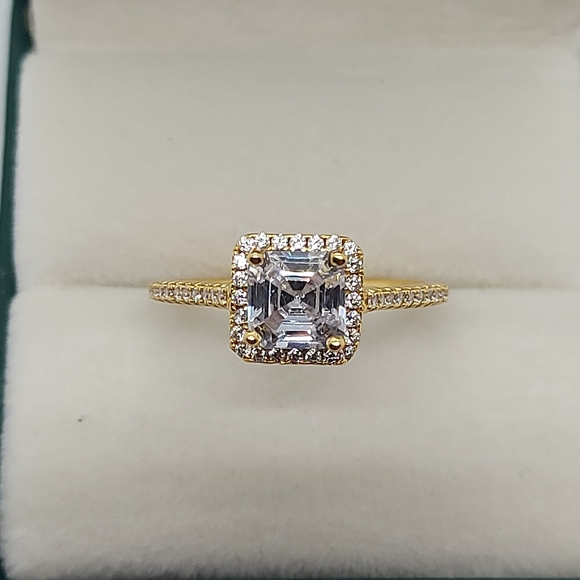 925 Sterling Silver Halo Ring Decorated with CZ Simulated Diamonds - Picture 1 of 10